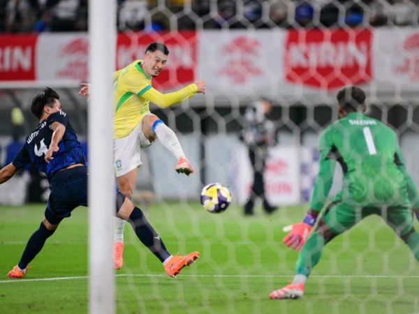 Gabriel Martinelli melepaskan tembakan ke gawang saat timnas Brasil hadapi Jepang dalam laga uji coba internasional di Chofu (14/10/2025).