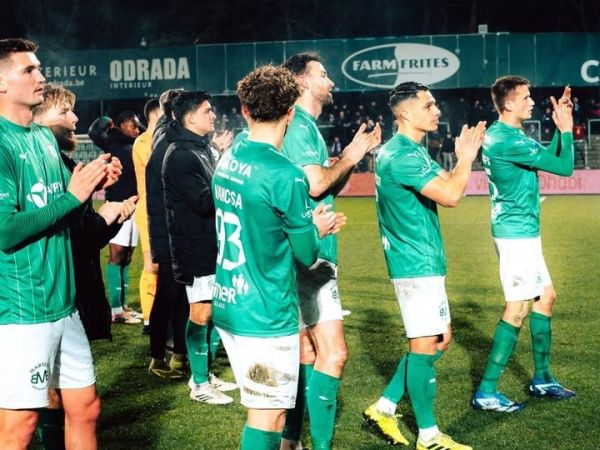 Joey Pelupessy melawan Radja Nainggolan di Liga Belgia saat laga Lommel SK vs Patro Eisden, Minggu (1/2/2026).  