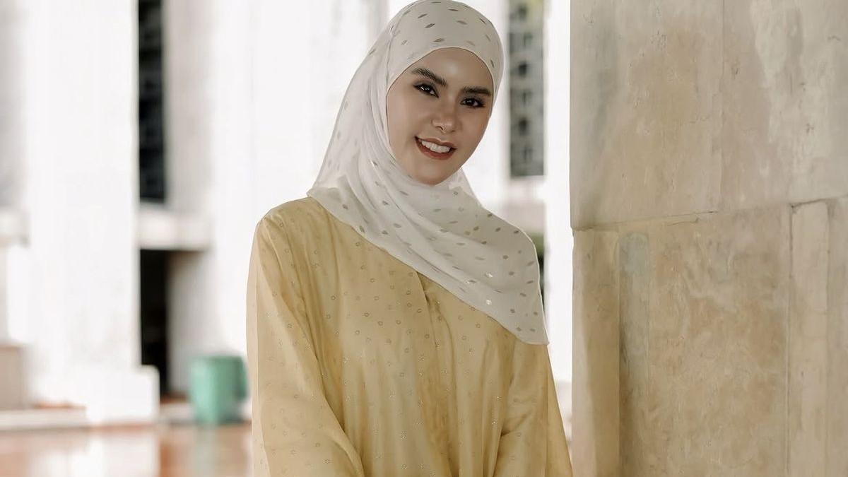 KABAR ARTIS - Angel Lelga jadi korban pencurian oleh ART sendiri.