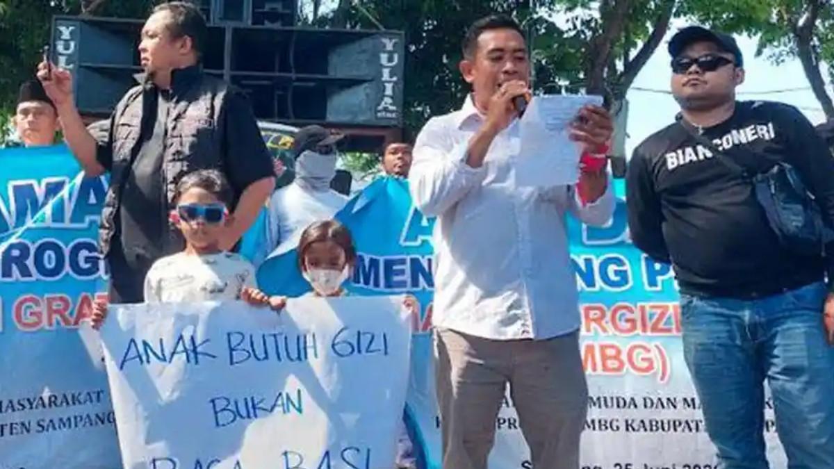 POLEMIK PROGRAM MBG - Potret dua anak mengikuti demo dukungan terhadap keberlanjutan program Makan Bergizi Gratis (MBG) dengan memegang poster bertuliskan, 