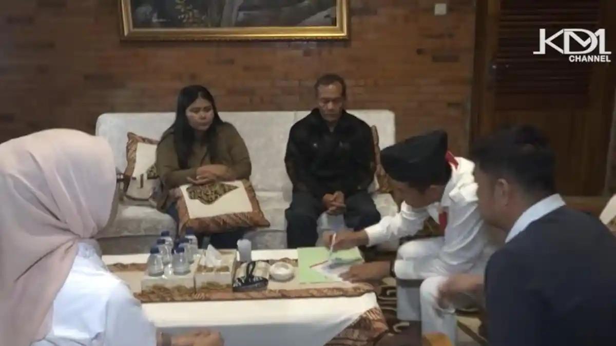 KASUS PENYEKAPAN - Gubernur Jawa Barat Dedi Mulyadi saat memberikan uang sayembara Rp 250 juta pada keluarga YTR, yakni kakak ipar YTR (kiri), Irin ayah YTR, Kamis 25 Juni 2026. Uang sayembara itu akan diberikan dalam bentuk deposito.