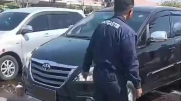 MOBIL DINAS PEMKAB BANGKALAN - Mobil dinas plat merah, nopol M 1090 GP menjadi perhatian publik Bandara Juanda setelah ditemukan didalamnya diketahui terdapat seorang perempuan yang meninggal dunia, Rabu (24/6/2026) siang. Informasi yang beredar, mobil itu diduga kendaraan dinas PRKP Pemkab Bangkalan