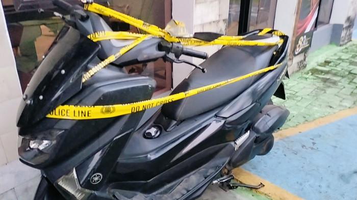 SEPEDA MOTOR - Sepeda motor milik Taufik Hidayat. Penyidik Polda Jabar mengecek kendaraan roda dua yang digunakan tersangka Taufik Hidayat saat melarikan diri selama menjadi buron sebelum berhasil diringkus pada Selasa (23/6/2026) pukul 18.30 WIB.