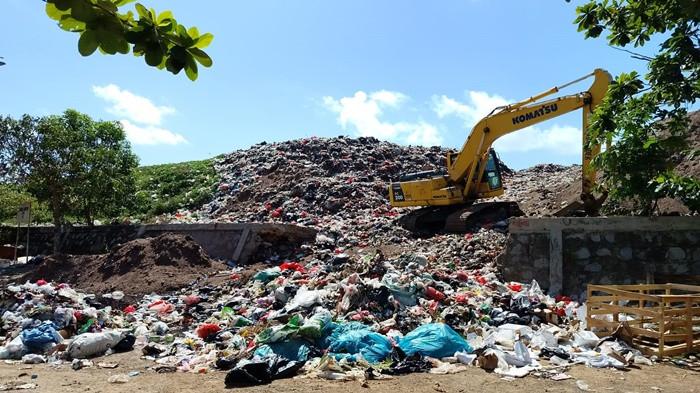 BERALIH - Kondisi Tempat Pembuangan Akhir (TPA) Trafo Mayang, Kabupaten Belitung Timur, Jumat (26/6/2026). Dinas Lingkungan Hidup (DLH) Belitung Timur saat ini berusaha menghentikan sistem pembuangan terbuka (open dumping) dan beralih ke metode tata kelola tutup timbun (landfill) sesuai instruksi dari Kementerian Lingkungan Hidup.