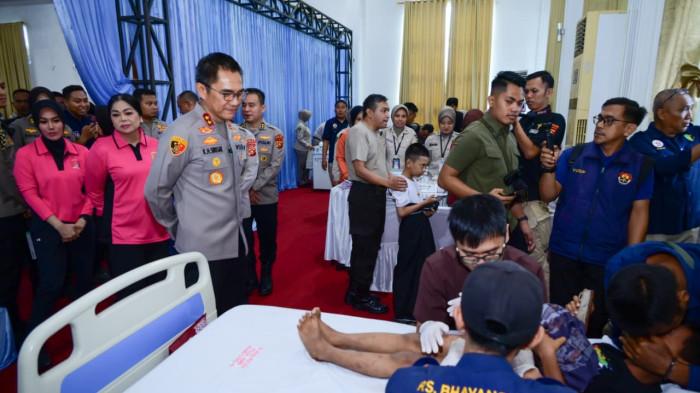 Peringati Hari Bhayangkara ke-80 Tahun 2026, Polda Jambi menggelar kegiatan Bakti Kesehatan dan Bakti Sosial yang dilaksanakan secara serentak di seluruh Indonesia dan terhubung secara virtual dengan kegiatan nasional yang dipimpin langsung oleh Kapolri dari Rumah Sakit Bhayangkara TK III Lemdiklat Polri, Selasa (23/6/2026).