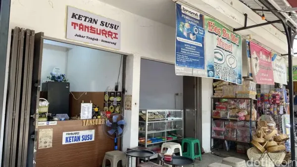 : Suasana pengunjung menjajal kuliner di Pasar Johar, Kecamatan Semarang Tengah, Kota Semarang, Minggu (21/6/2026).