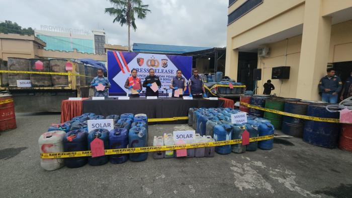 BBM ILEGAL - Polda Papua saat mengungkap, dua kasus penyalahgunaan BBM subsidi, kerugian negara capai Rp650 juta.