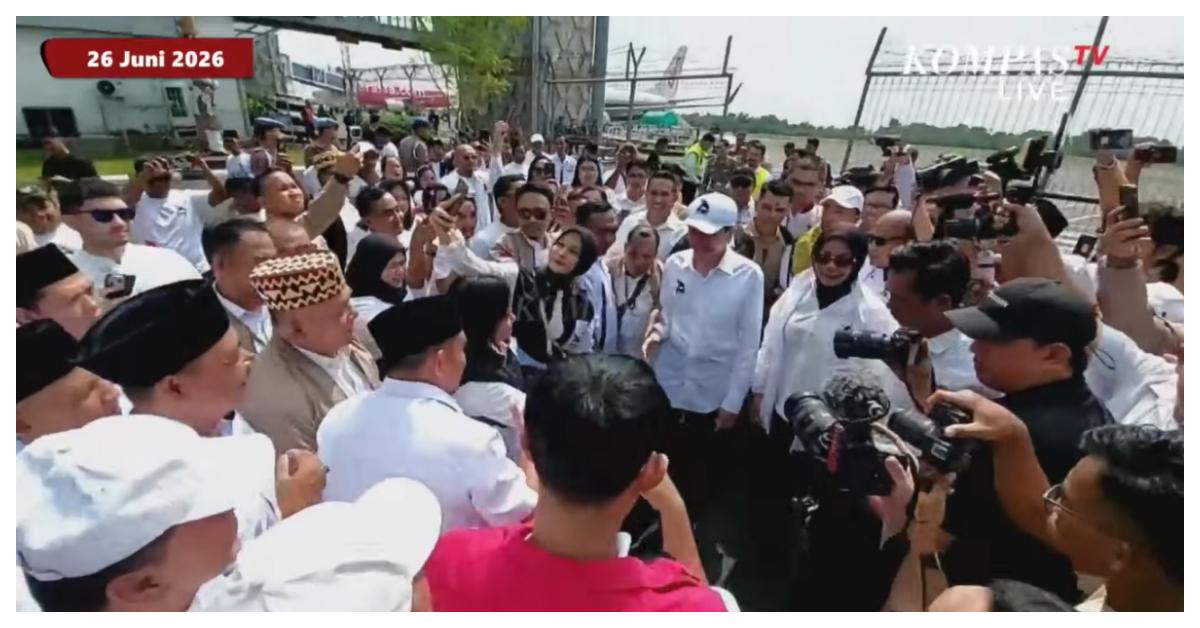 JOKOWI DI LAMPUNG - Presiden ke-7 RI Joko Widodo (Jokowi) telah tiba di Bandara Raden Intan Lampung, Provinsi Lampung, pada Jumat (26/6/2026) siang. Setibanya di Bandara Raden Intan Lampung, Jokowi langsung dikerumuni warga.