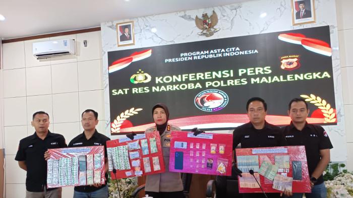 KONFERENSI PERS - Kapolres Majalengka AKBP Rita Suwadi didampingi Kasat Narkoba AKP Sigit Purnomo dan KBO Narkoba Ipda RD Panji Purbaya saat konpers di Mapolres Majalengka. Satuan Reserse Narkoba Polres Majalengka mengungkap modus baru peredaran narkotika jenis cairan sintetis MDMB-4EN-Pinaca yang dikemas menggunakan botol spray berbagai ukuran.
