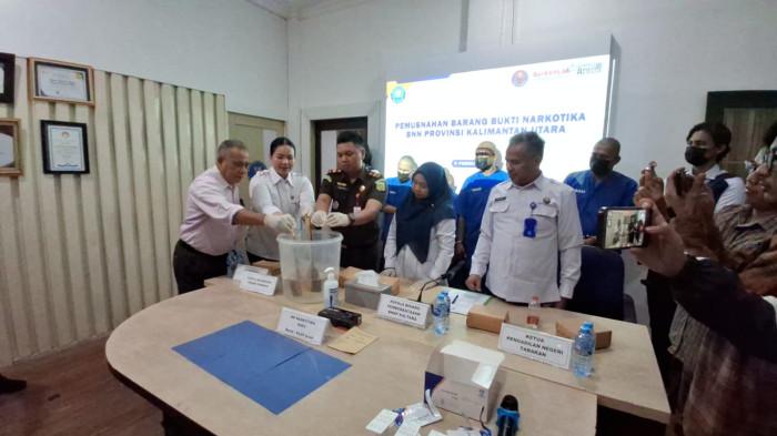 BNNP KALTARA MUSNAHKAN SABU- Pemusnahan barang bukti narkotika di Kantor BNNP Kaltara, Senin (9/2/2026) siang tadi.