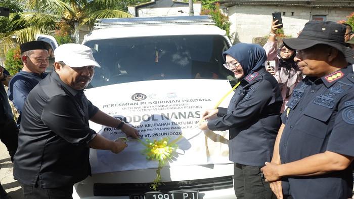 KIRIMAN PERDANA -- Wali Kota Pangkalpinang, Saparudin Masyarif bersama Kepala Kanwil Ditjen PAS Babel melakukan pelepasan simbolis pengiriman perdana 500 kilogram dodol nanas produk binaan Lapas Kelas IIA Pangkalpinang menuju pasar Jawa Barat, Jumat (26/6/2026).