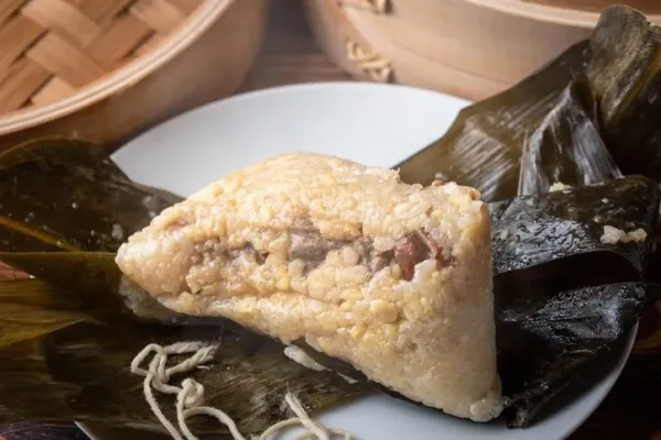 Bakcang, kudapan dari beras ketan asal China.