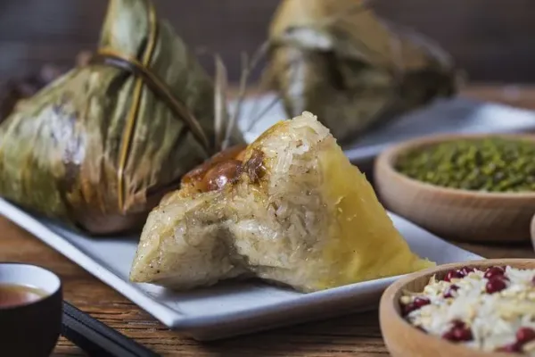 Bakcang, kudapan dari beras ketan asal China.