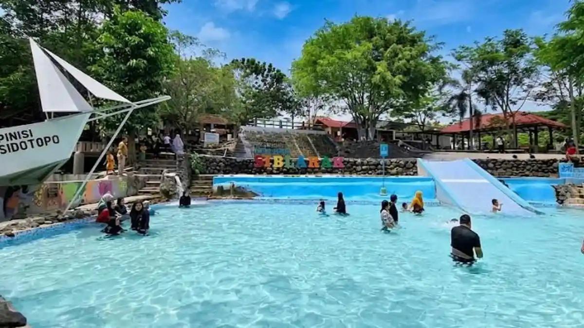 WISATA KLATEN - Berlokasi di Dukuh Gondang, RT 011/RW 005, Umbul Siblarak ini berada dalam kawasan desa yang masih sangat asri tepatnya di Dukuh Gondang, Jatirejo, Sidowayah, Kec. Polanharjo, Kabupaten Klaten.