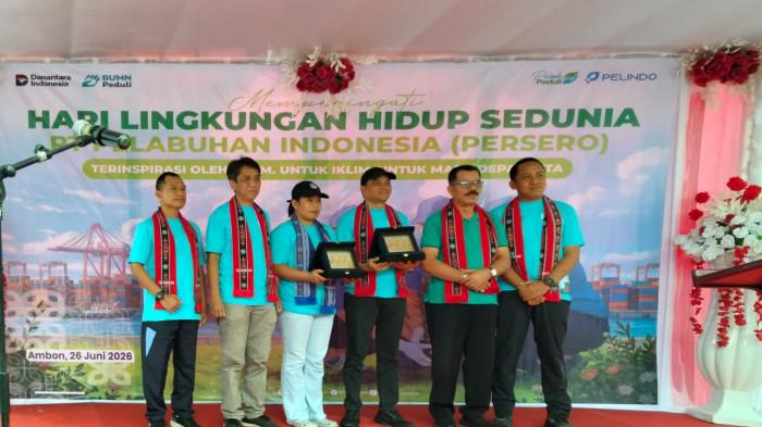 PENANAMAN POHON- Foto bersama saat penyerahan plakat dari Pelindo Petikemas Ambon kepada Pemerintah Provinsi Maluku dan Pemerintah Desa Tawiri dalam kegiatan penanaman 2.500 pohon di Desa Tawiri, Kecamatan Teluk Ambon, Kota Ambon, Maluku, Jumat (26/6/2026)