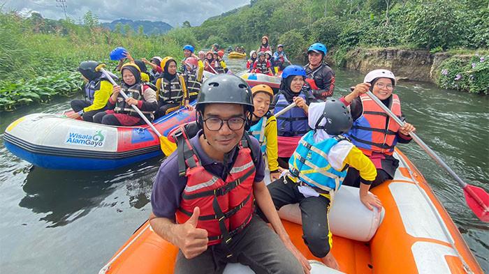 WISATA RAMAH DISABILITAS - Sebanyak 50 murid dari SLB N Pegasing menikmati sensasi arung jeram dalam kegiatan wisata inklusi disabilitas oleh Arung Jeram Lukup Badak di Kecamatan Pegasing, Aceh Tengah.
