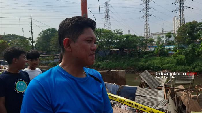 RUMAH LONGSOR - Ali Nugroho (44) meratapi rumahnya di bantaran Kali Ciliwung kawasan Bendungan Hilir, Jakarta Pusat yang longsor pada Jumat (26/6/2026) pagi.