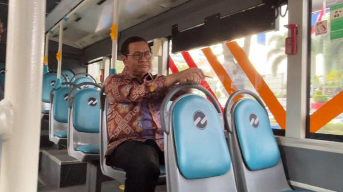 NAIK TRANSJAKARTA - Gubernur DKI Jakarta Pramono Anung tampak tengah duduk santai di dalam bus Transjakarta yang akan membawanya menuju kawasan Tugu Tani, Menteng, Jakarta Pusat, Rabu (24/6/2026).