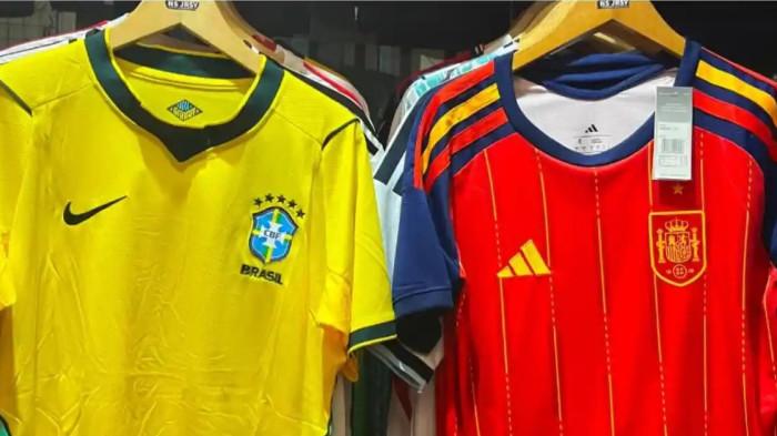 Jersey Timnas Spanyol (kanan) yang dipajang di toko jersey milik seorang pedagang bernama Nofi Setiawan di Mojosongo, Solo, Rabu (10/6/2026).