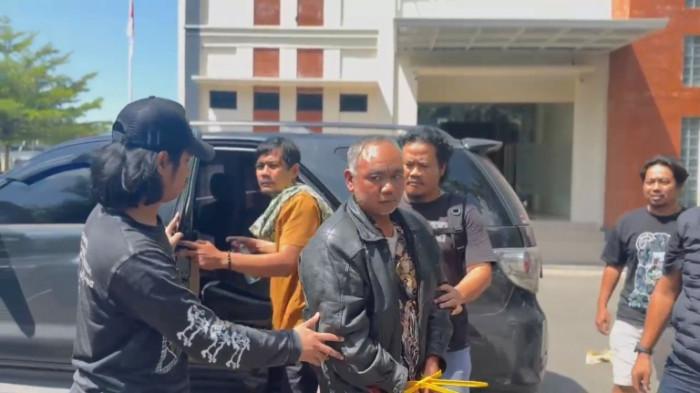 TANGAN DIBORGOL - Ashari pengasuh Ponpes Ndholo Kusumo yang menjadi tersangka pencabulan terhadap santriwati dengan tangan diborgol cable ties digelandang ke Gedung Satreskrim Polresta Pati, Kamis (7/5/2026) siang. Dia ditangkap di wilayah Wonogiri.