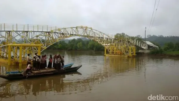 Jembatan Apung Kampung Laut Cilacap