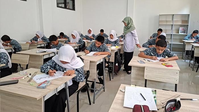 SUASANA KELAS - Suasana kelas saat Khoirida Hardini Kurniani (31) mengajar mata pelajaran Informatika dan Komputer di kelas Sekolah Rakyat Menengah Pertama (SRMP) 13 Banyumas, Kabupaten Banyumas, Jawa Tengah, Jumat (19/6/2026).