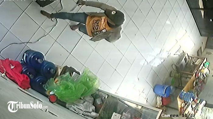 PENCURIAN HP - Tangkapan layar rekaman CCTV pelaku mencuri handphone di Gedung PMI Kabupaten Sragen, Jum'at (26/6/2026). Pelaku terekam kamera CCTV saat mengambil HP milik seorang relawan PMI yang sedang beristirahat.