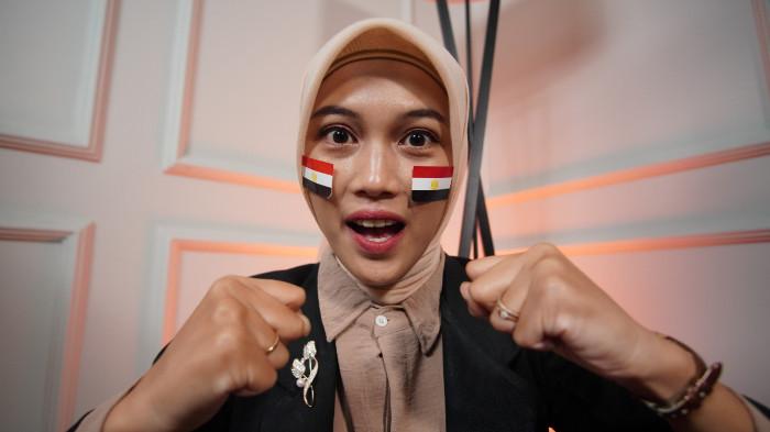 PERAYAAN - Wanita asal Klaten mengenakan stiker Mesir di wajah sebagai bentuk dukungan dalam Piala Dunia 2026, di Kota Solo, Jawa Tengah, Senin (15/6/2026).