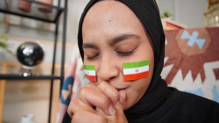 Wanita asal Solo mengenakan stiker Iran di wajah sebagai bentuk dukungan dalam Piala Dunia 2026, di Kota Solo, Jawa Tengah, Senin (15/6/2026).(Tribun-Video.com/Akmal Khoirul Habib)