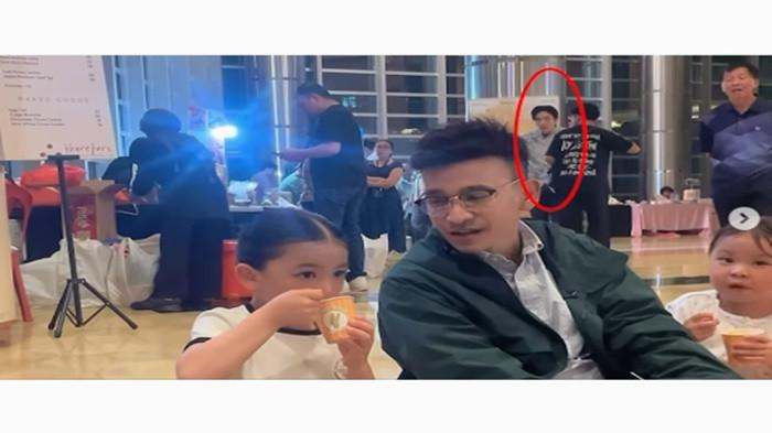 DIPANTAU -- Melalui laman instagram pribadinya, Ruben Onsu mengungkap moment ia selalu dipantau oleh kekasih Sarwendah, saat sedang bertemu anak-anaknya dalam sebuah acara.