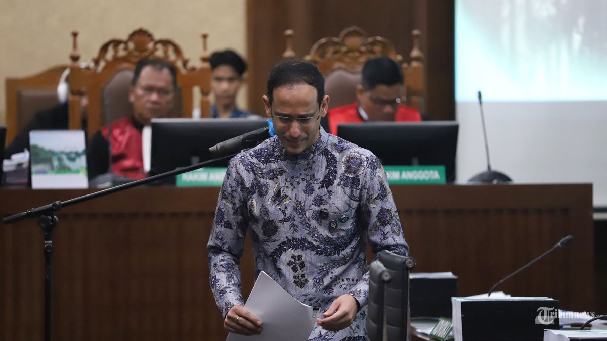 BACAKAN PEMBELAAN - Terdakwa kasus dugaan korupsi pengadaan Chromebook dan Chrome Device Management (CDM) dalam program digitalisasi pendidikan di Kemendikbudristek Nadiem Makarim menjalani sidang di Pengadilan Tipikor, Jakarta Pusat, Selasa (2/6/2026). Sidang tersebut beragendakan pembacaan nota pembelaan atau pleidoi dari Nadiem atas tuntutan hukuman penjara selama 18 tahun, denda Rp1 miliar subsider 190 hari kurungan, serta uang pengganti sebesar Rp5,67 triliun subsider 9 tahun penjara dari Jaksa. Dalam perkara tersebut, ia didakwa merugikan keuangan negara hingga Rp2,18 triliun akibat pengadaan sarana pembelajaran berbasis teknologi informasi dan komunikasi berupa laptop Chromebook dan CDM yang dilakukan tidak sesuai perencanaan serta prinsip pengadaan barang dan jasa pemerintah. Tribunnews/Jeprima