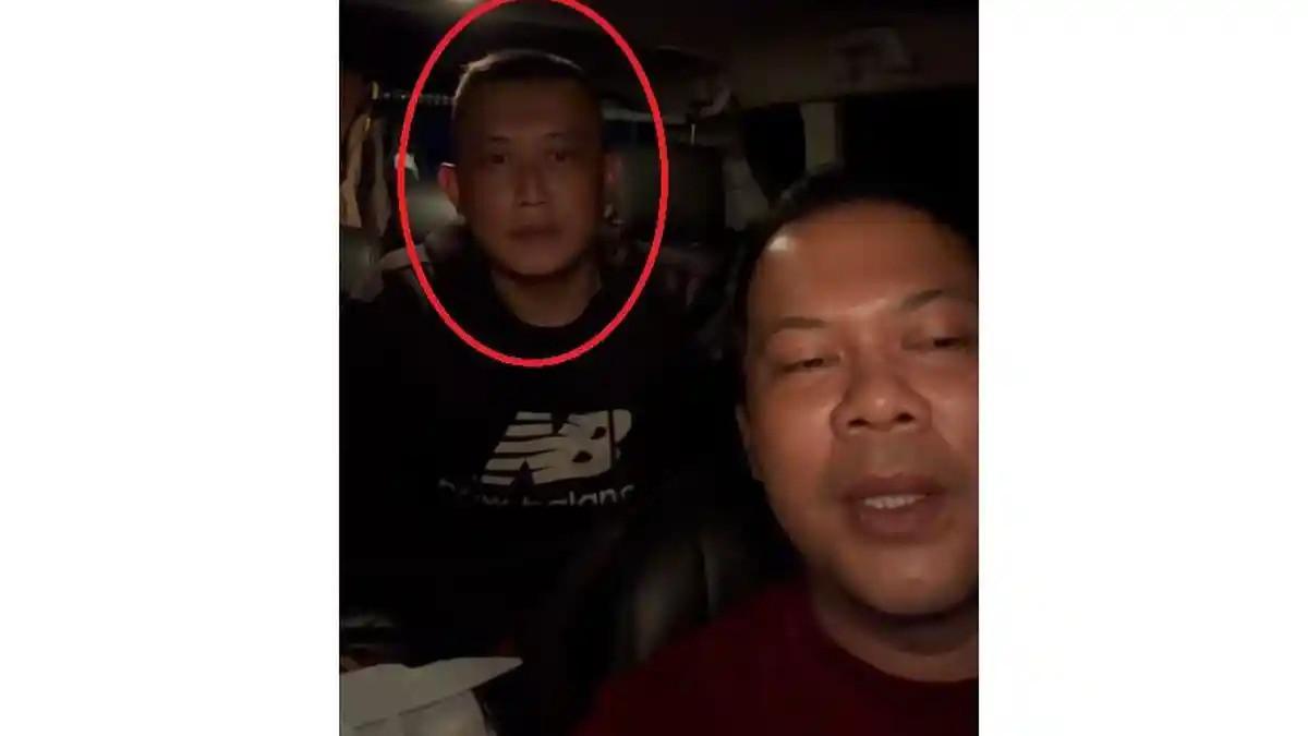 SANTAI - Tampang Taufik Hidayat (lingkaran merah), penyiksa dan penyekap perempuan Rancaekek saat diamankan polisi di Majalaya, Selasa 23 Juni 2026 malam. olda Jabar menjebloskan Taufik Hidayat ke sel khusus sendirian di bawah intaian kamera CCTV karena tindakan penyekapannya dinilai terlalu sadis.