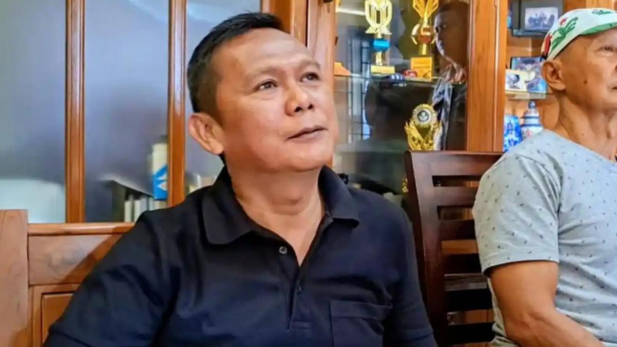 KASUS PENYEKAPAN - Dadang Ahyar Ismail (53), mantan atasan Taufik Hidayat memperlihatkan foto penyekap YTR di Komplek Griya Pesona, Desa Gunungleutik, Kecamatan Ciparay, Kabupaten Bandung, Rabu 24 Juni 2026.