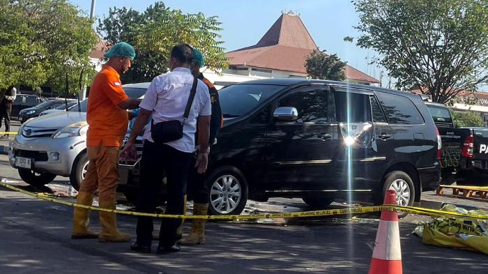 TKP - Tempat kejadian perkara (TKP) penemuan jenazah perempuan dalam mobil berplat merah yang terparkir di Bandara Juanda, Sidoarjo, Jawa Timur, Rabu (24/6/2026). Kondisi jenazah korban sudah membengkak.