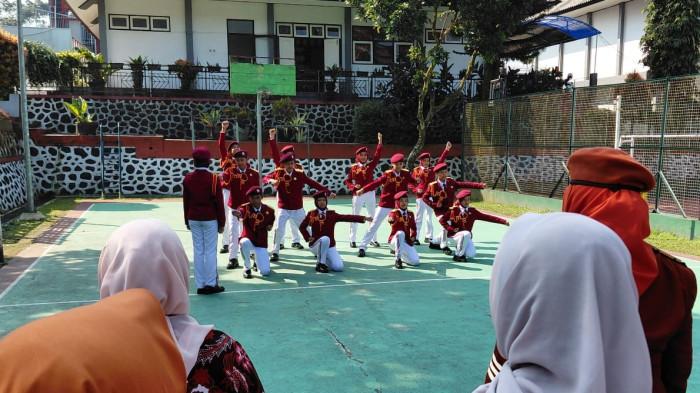 TUNJUKKAN KETERAMPILAN - Sejumlah siswa Sekolah Rakyat Banyumas unjuk keterampilan baris-berbaris di lapangan Sekolah Rakyat Menengah Pertama (SRMP) 13 Kabupaten Banyumas, Senin (19/6/2026). Selain baris-berbaris, siswa bisa mengikuti ekstra kurikuler di antaranya pencaksilat dan Pramuka.