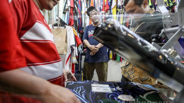 PENJUALAN JERSEY - Calon pembeli memilih berbagai jersey tim nasional di Jakarta Football Shop, Jakarta, Selasa (16/6/2026). Perhelatan Piala Dunia 2026 mendorong peningkatan penjualan jersey tim nasional yang dijual dengan harga dari Rp500 ribu hingga lebih dari Rp1 juta per jersey. TRIBUNNEWS/IRWAN RISMAWAN