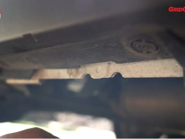 Titik dongkrak di Toyota Kijang Innova Zenix punya ciri ada coakan di bagian dudukan