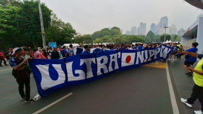 Suporter fanatik Timnas Jepang, Ultra Nippon saat tengah mengantre di Gate 7 untuk memasuki area SUGBK, Senayan, Jakarta, Jumat (15/11/2024).