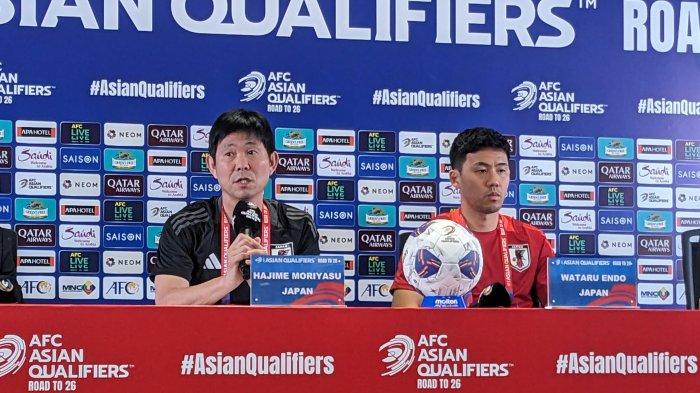 Pelatih Timnas Jepang, Hajime Moriyasu (kiri) dan Kapten Timnas Jepang Wataru Endo (kanan), dalam sesi jumpa pers sebelum pertandingan di Stadion Utama Gelora Bung Karno (SUGBK), Senayan, Jakarta, Kamis (14/11/2024).