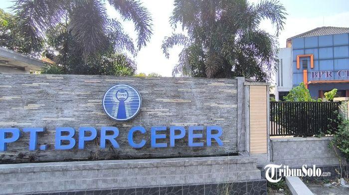 DITUTUP - Aktivitas perbankan PT Bank Perekonomian Rakyat (BPR) Ceper Permata Artha di Kabupaten Klaten ditutup, Jumat (26/6/2026). Otoritas Jasa Keuangan (OJK) mengumumkan mencabut izin usaha