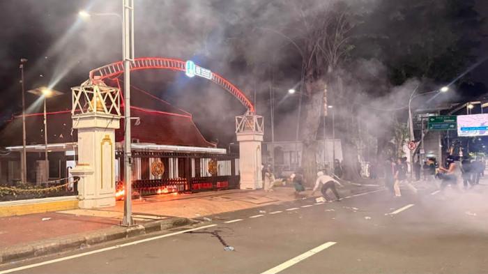 DEMO GRAHADI RICUH - Kondisi ricuh massa aksi yang menyerukan Indonesia Sekarat di depan Gedung Negara Grahadi, Jumat (26/6/2026) sore. Sejumlah fasilitas, khususnya di sekitar pagar sisi barat Grahadi tampak rusak akibat lemparan massa aksi.