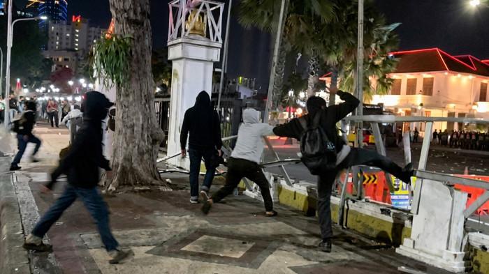 DEMO RICUH - Massa unjuk rasa bertajuk 