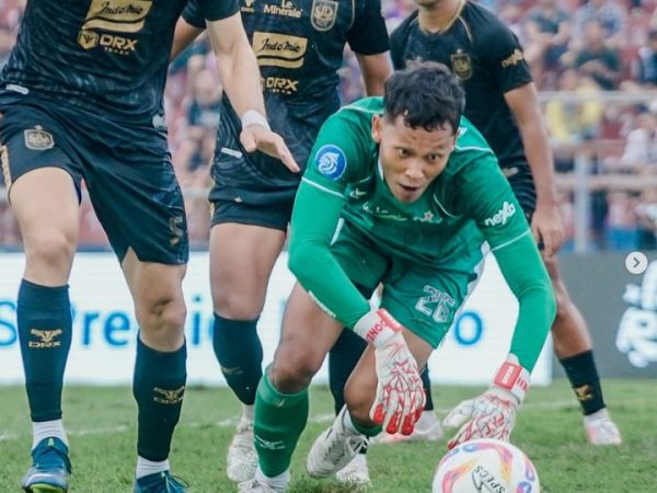 Syahrul Trisna dapat kartu merah dalam laga Persik Kediri Vs PSIS Semarang dalam laga pekan ke-11 Liga 1 2024/2025 yang bergulir di Stadion Brawijaya, Kediri, Sabtu (23/11/2024). 