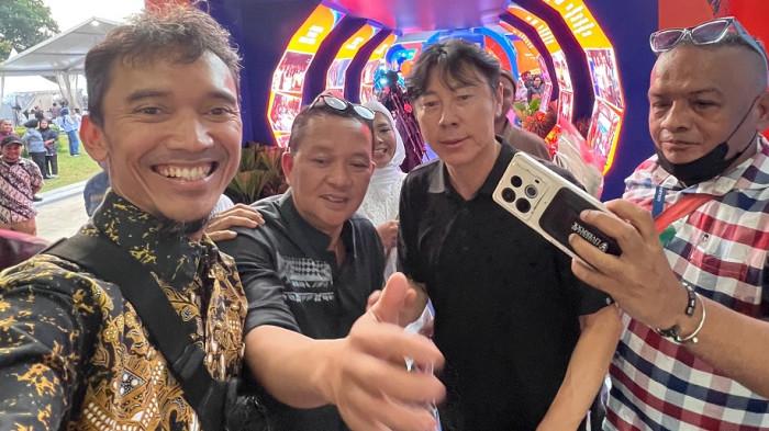 Pelatih Persija Shin Tae-yong (STY) berfoto bersama sejumlah tamu yang hadir dalam acara Water Hero 2026 yang digelar di Balai Kota Jakarta, Gambir, Jumat (26/6/2026).