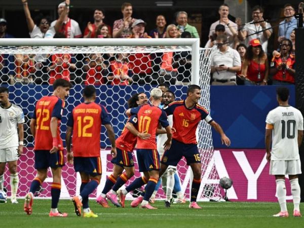 Para pemain Spanyol merayakan gol ketiga yang dicetak oleh Mikel Oyarzabal ke gawang Arab Saudi pada laga kedua Grup H Piala Dunia 2026, Minggu (21/6/2026).