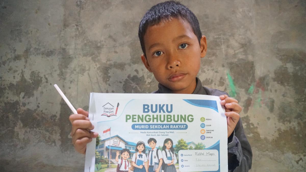 Momen Mungin saat belajar dengan menggunakan modul dari Sekolah Rakyat Dasar, Rabu (24/6/2026)