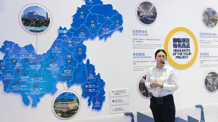 Pihak Chongqing Sanfeng Environment Group Corp., Ltd., memaparkan perkembangan proyek pengolahan sampah menjadi energi listrik kepada rombongan wartawan dari Sumatera di pusat informasi Chongqing Sanfeng Yulin Environmental Energy Project, Chongqing, Tiongkok, Selasa (23/6/2026).