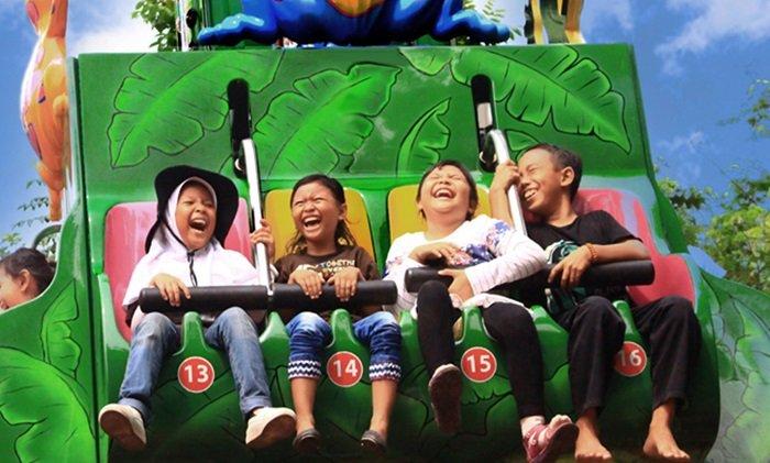 Wisatawan nyobain wahana permainan di JungleLand Adventure Theme Park Bogor, Jawa Barat.