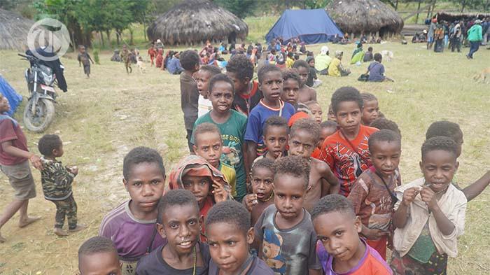 BANTUAN - Tampan anak-anak pengungsi saat bermaini di Distrik Melagi  Kabupaten Lanny Jaya, Papua Pegunungan, Kamis (24/10/2025).