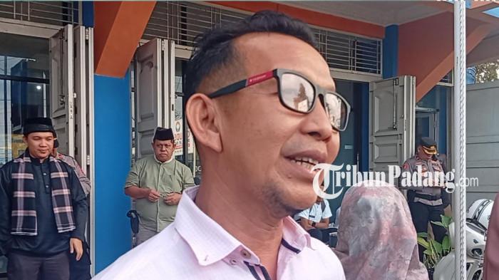 AKSI TOLAK TAMBANG – Koordinator Aksi Aliansi Masyarakat Kasang Peduli Lingkungan, Syafril Andeska, menyampaikan keterangan kepada awak media usai menggelar aksi damai di Kantor Ombudsman RI Perwakilan Sumatera Barat, Kota Padang, Jumat (26/6/2026). Dalam aksi tersebut, massa mendesak Ombudsman mempercepat penanganan laporan dugaan maladministrasi penerbitan Izin Usaha Pertambangan (IUP) Operasi Produksi batuan di Nagari Kasang, Kecamatan Batang Anai, Kabupaten Padang Pariaman. (TribunPadang.com/Fajar Alfaridho Herman)